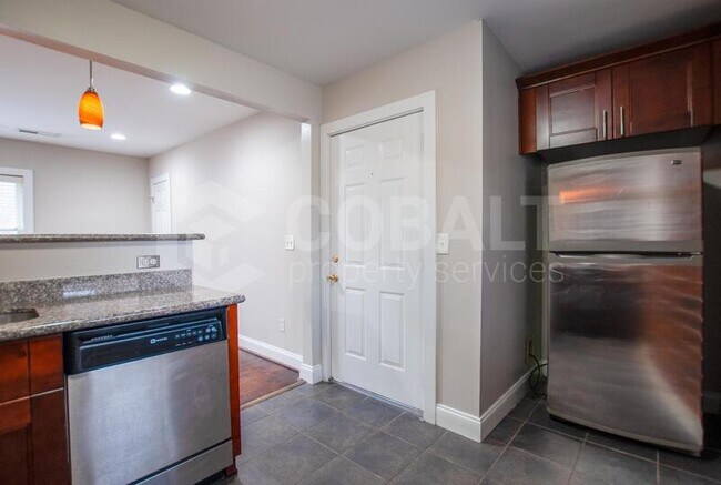 Foto del edificio - 626 Irwin St- 06