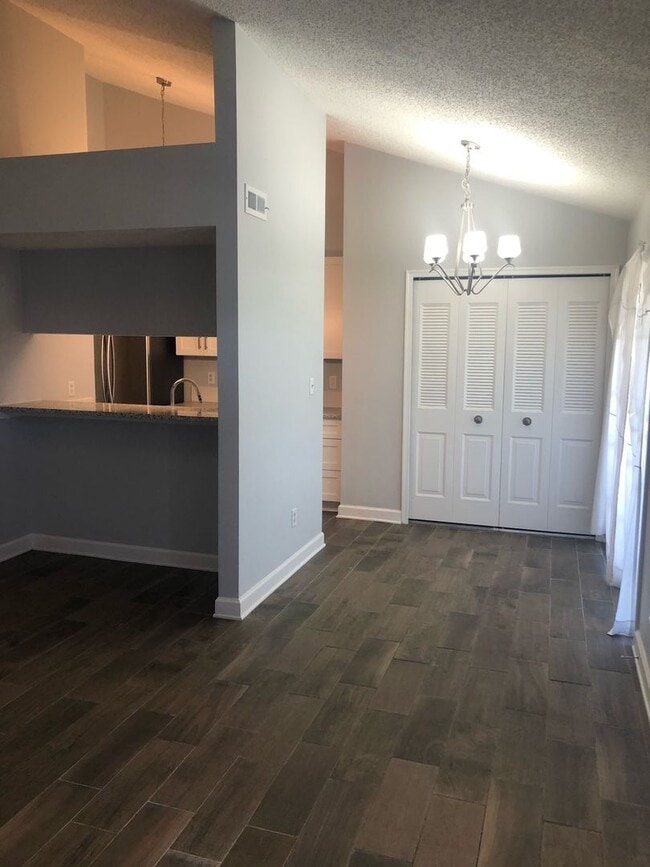 Building Photo - Charming Condo in Churchland Southwest