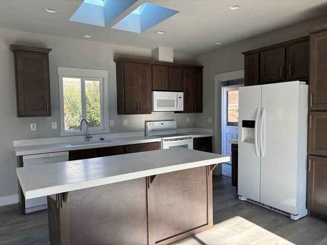 Building Photo - 297 Robles Dr