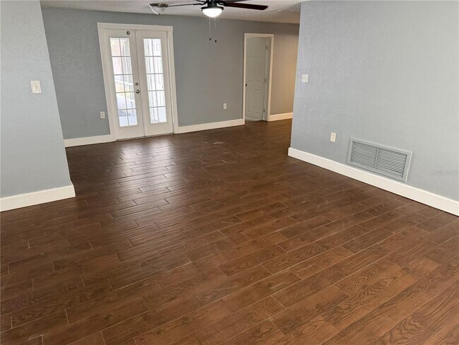 Building Photo - 10010 Regency Park Blvd