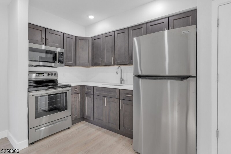 557 S Broad St Unit B6, Elizabeth, NJ 07202 Room for Rent in