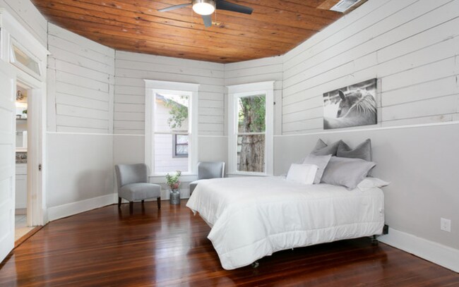 Foto del edificio - Historical Victorian Farmhouse minutes fro...