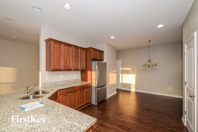 Building Photo - 5035 Kensington Pl