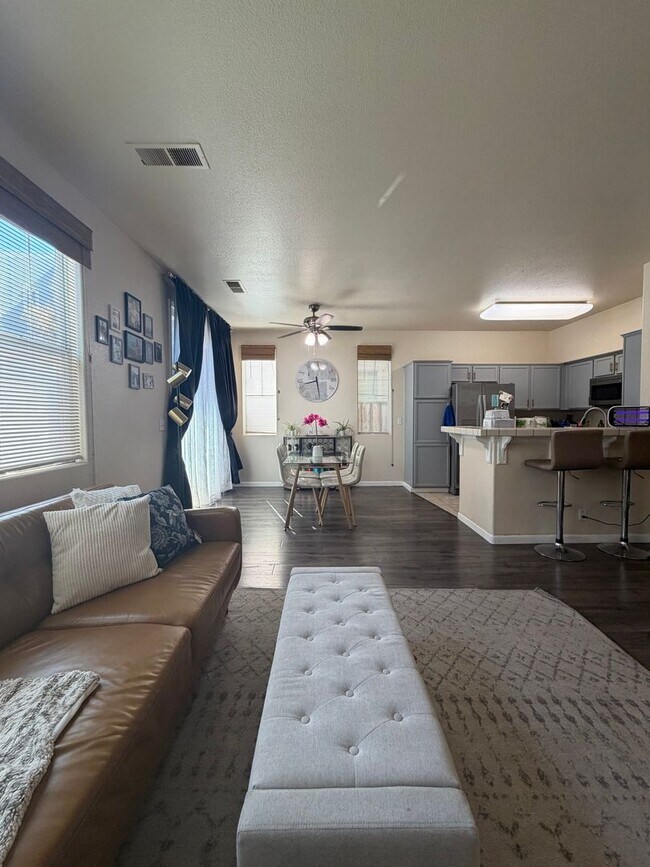 Foto del edificio - STUNNING Gated 3 Bed/2.5 Bath Soledad Home