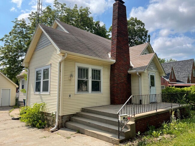 Building Photo - Adorable Vintage Home with Tons of Charact...