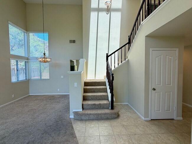 Building Photo - Spacious Five Bedroom in Rancho Del Oro