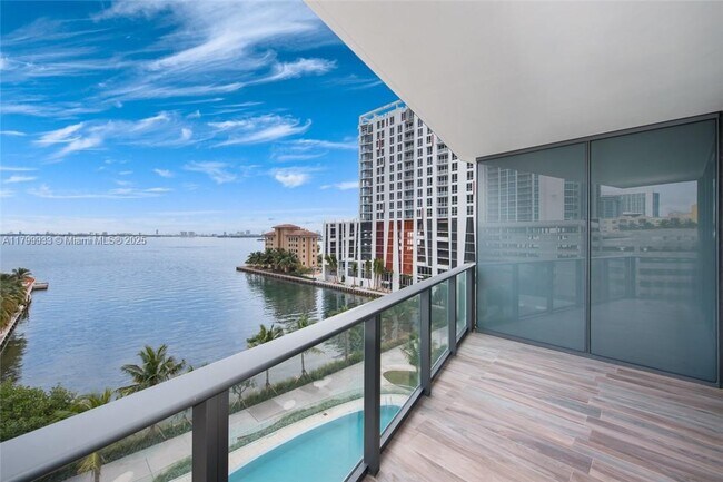 Foto del edificio - 460 NE 28th St