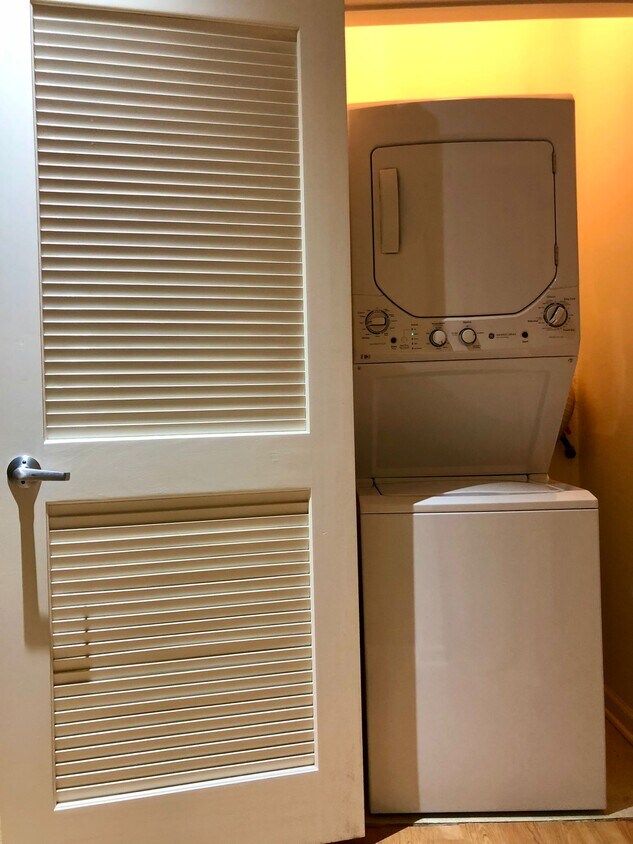 Lavadora secadora en unidad - 714 W Evergreen