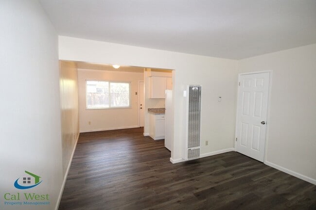 Building Photo - $2495 - 2 Bed 1.5 Remodeled 2 Story Towhn Home Near Keily and Saratoga
