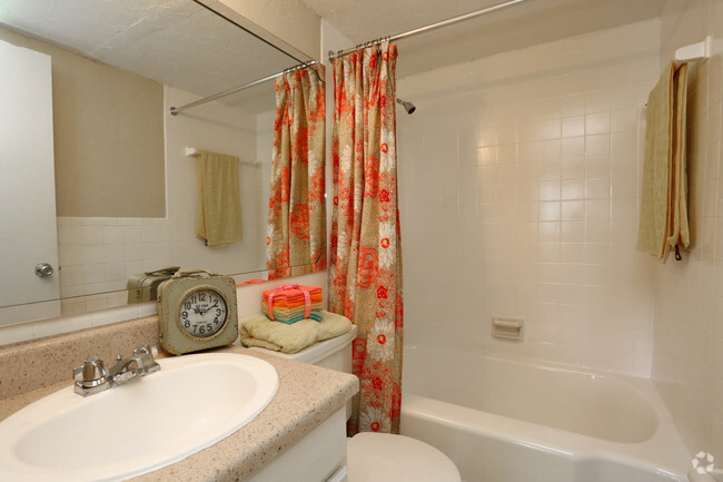 2BR, 1BA - 870SF - Bathroom - Mid-Town Apartments