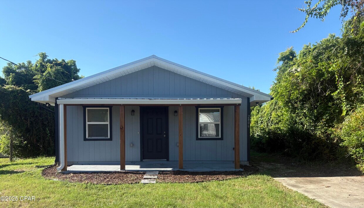 Foto principal - 2806 E 3rd St