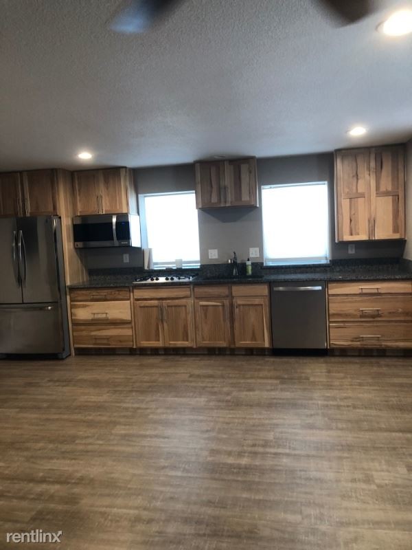 Foto principal - 210 E Oak St