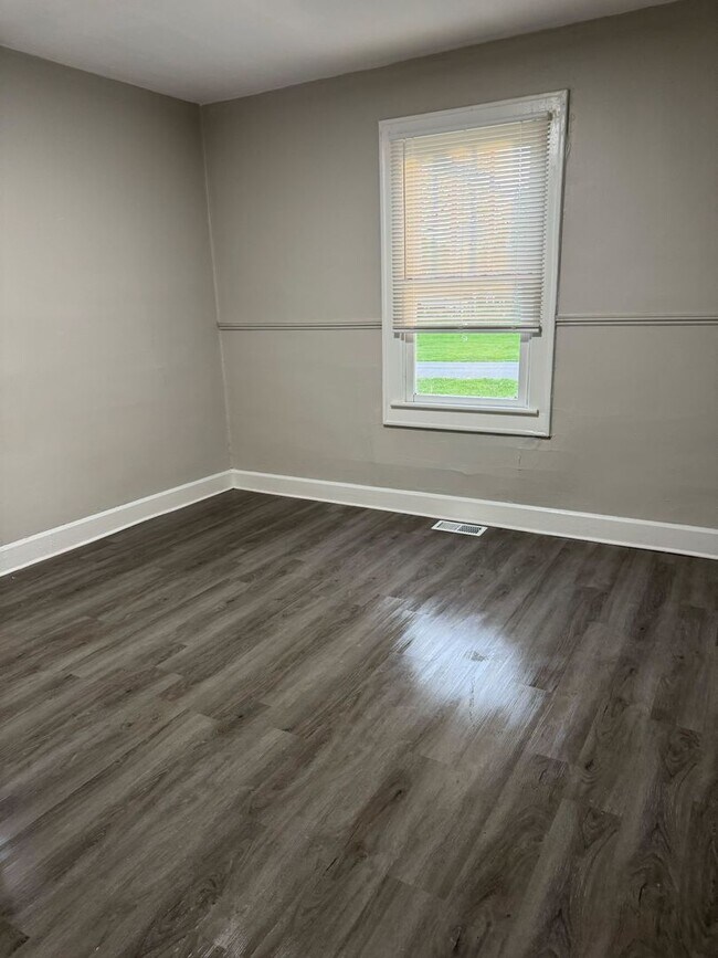 Building Photo - 2 bed 1 bath