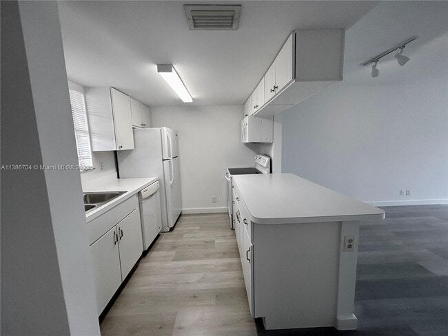 Building Photo - 6324 La Costa Dr
