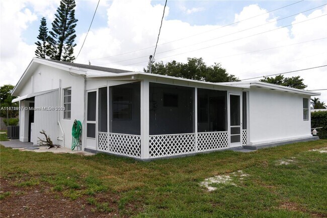 Building Photo - 301 SW 9th Terrace