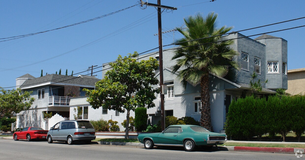 Primary Photo - 3871 Huron Ave