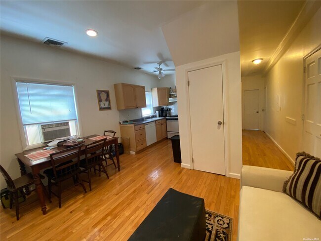 Foto del edificio - 114 Deer Park Ave