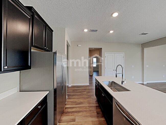 Foto del edificio - 245 Hemlock Pt