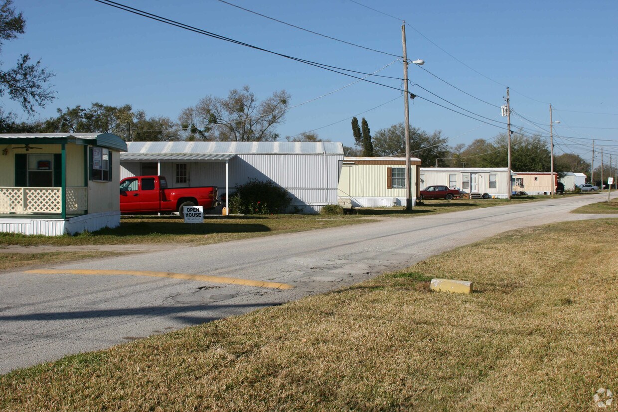 Lakeside Mobile Manor Apartments in Mulberry, FL
