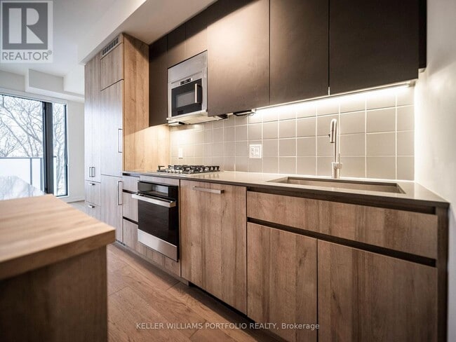 Building Photo - 430 Roncesvalles Ave