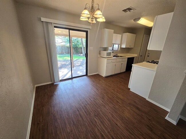 Building Photo - 702 Live Oak Dr