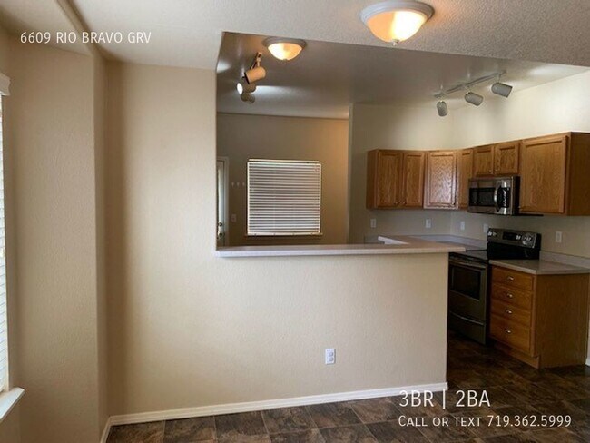 Foto del edificio - 2-story Townhome with Finished Basement