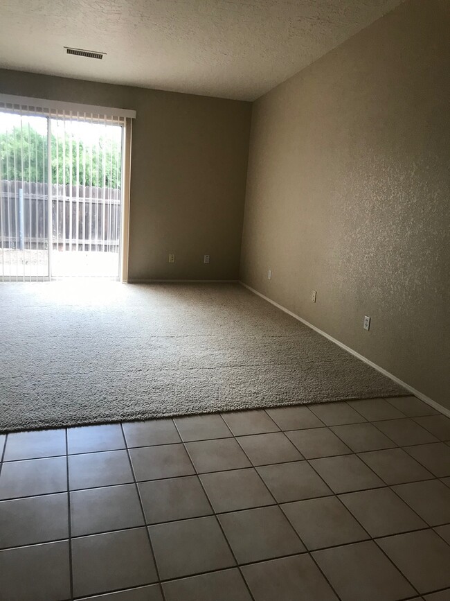 Building Photo - 2 Bedroom 1 Bath Contact Property Pros 928...