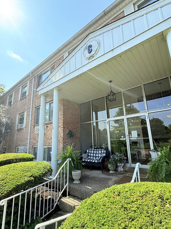 Building Photo - Colonial Grandview