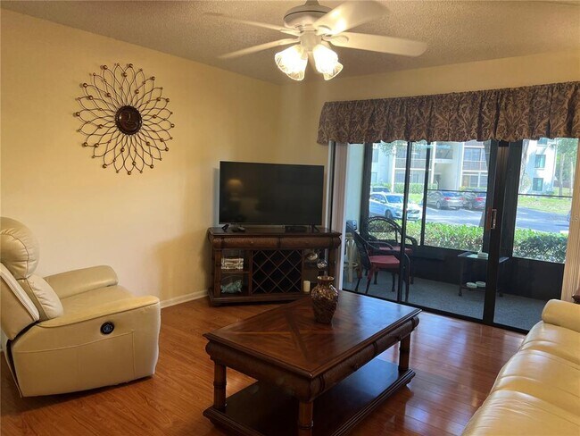 Foto del edificio - 2655 Pine Ridge Way N