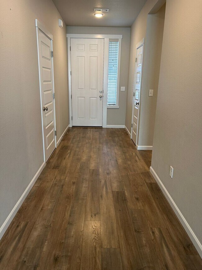 Foto del edificio - Charming 3-Bedroom, 2-Bath Home with Spaci...