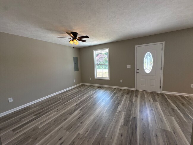 Foto del edificio - Charming New Home with a Rocking Chair Front Porch!