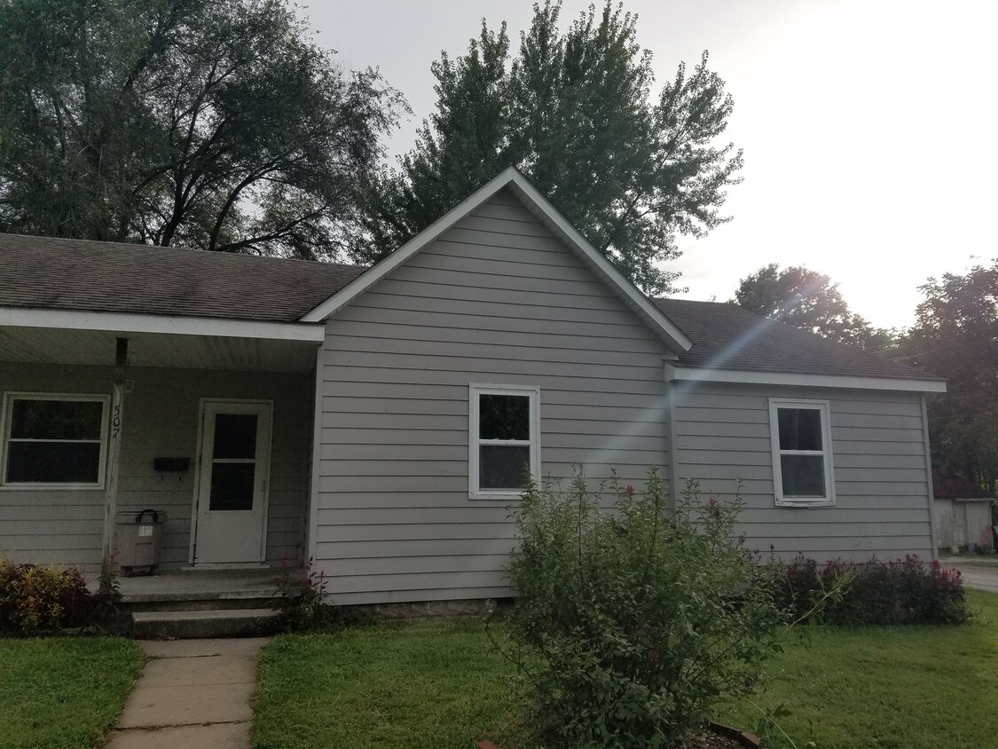 507 W Jackson St, Windsor, MO 65360 House Rental in Windsor, MO