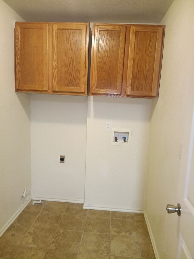 Foto del edificio - Two bedroom home with over half of acre  o...
