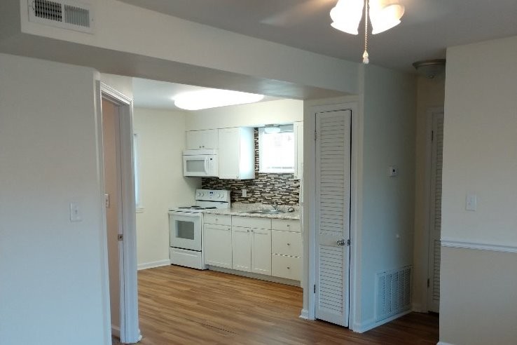 Kit - 905 E Elm St