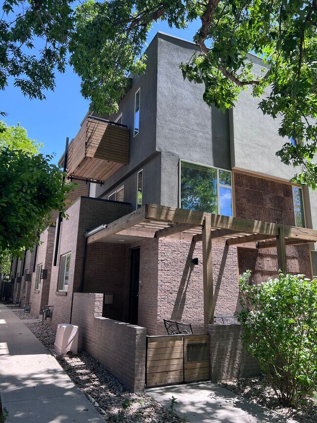 Building Photo - Private 3 bedroom condo with 2 car garage ...
