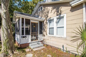 Building Photo - 702 NW 2 Ave