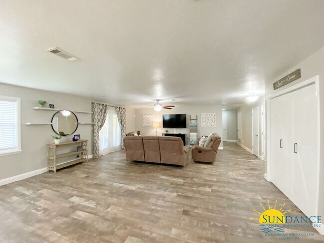 Building Photo - Gorgeous 4 Bedroom Lake Lorraine home!