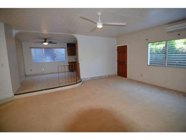 Building Photo - 2/1/2 Downstairs Apt B w/ Split Line A/C