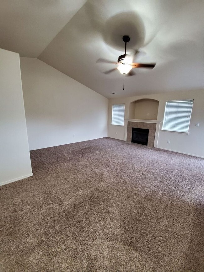 Building Photo - Pet Friendly 3bed : 2bath home w/ Garage