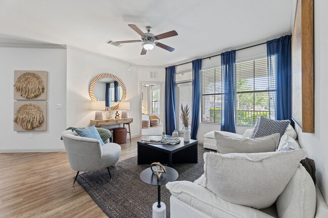 Building Photo - Kingsland West