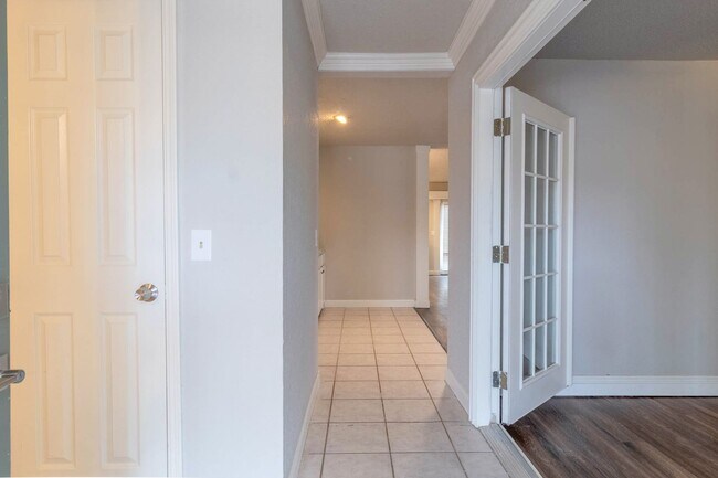 Foto del edificio - Freshly remodeled 4BD + office/flex space home with 2.5 bathrooms with a 2 Car Garage