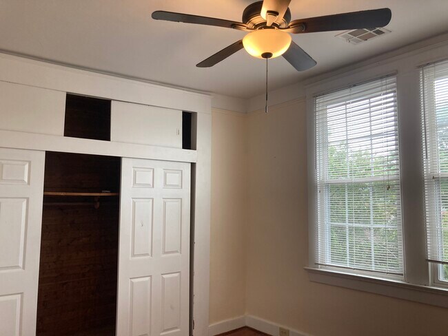 Dormitorio - 4320 Jena St