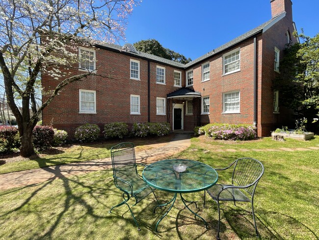 Breezeway entrance/Courtyard - 2858 Thornhill Rd