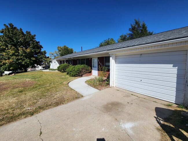 Building Photo - Kramer Duplex3341,3351