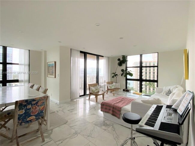 Foto del edificio - 1121 Crandon Blvd