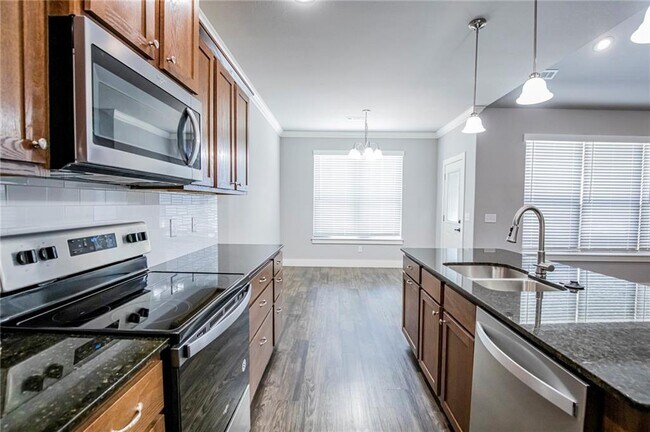 Building Photo - 213 Alder St