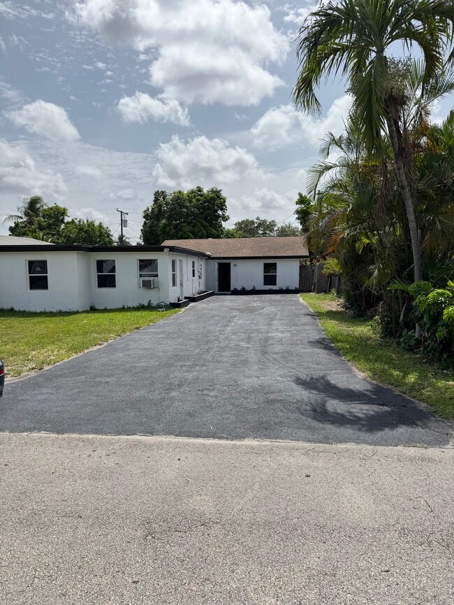 Entrance and parking area - 414 N 60th Way