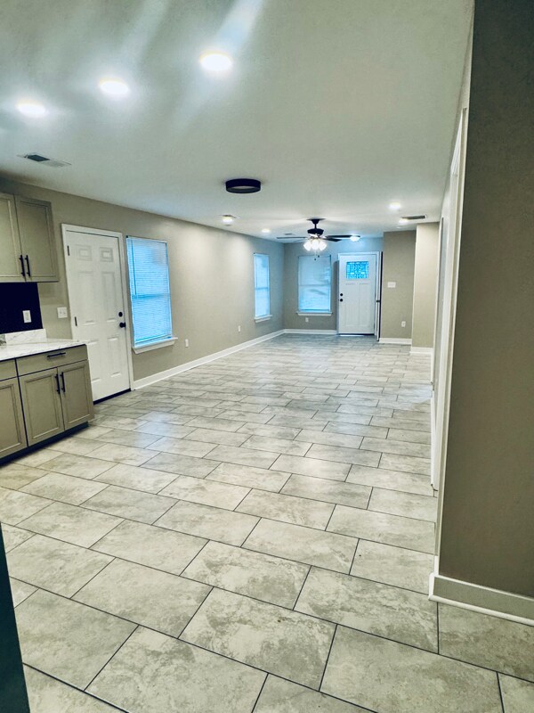 Building Photo - 830 David St