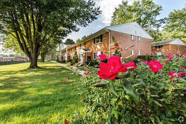 Expansive Grounds - Homestead Gardens Apartments