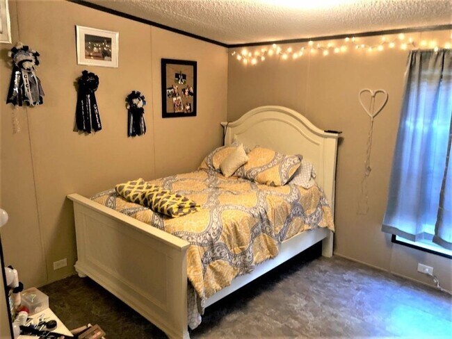 Building Photo - 23873 Carpenter Bee Dr